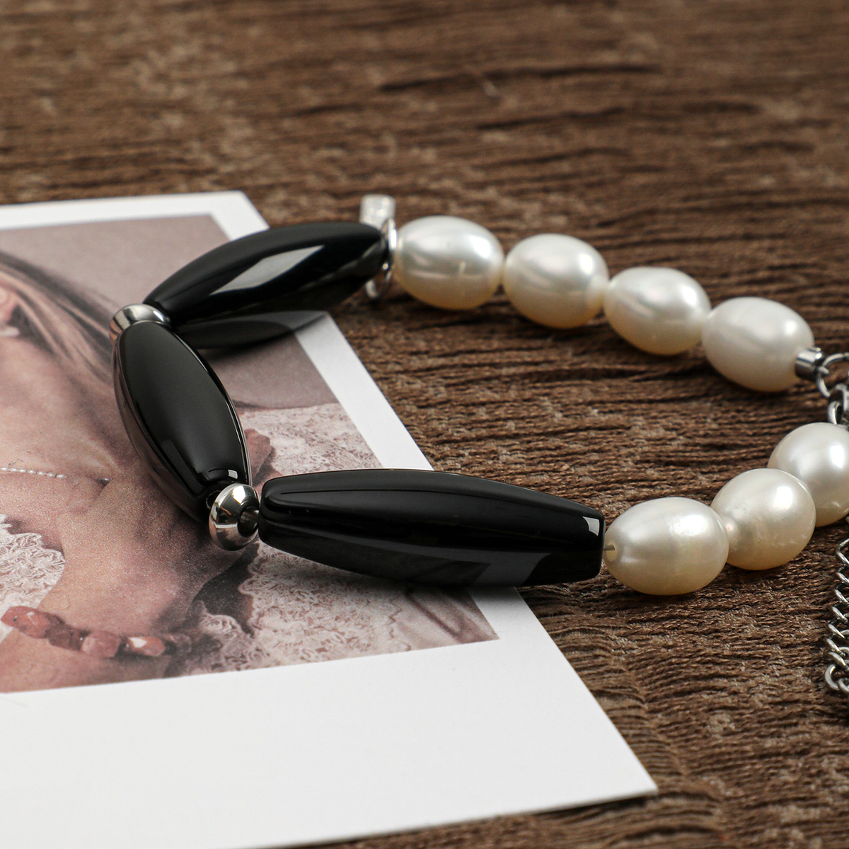 Rice-shaped freshwater pearls and black agate barrel beads detail