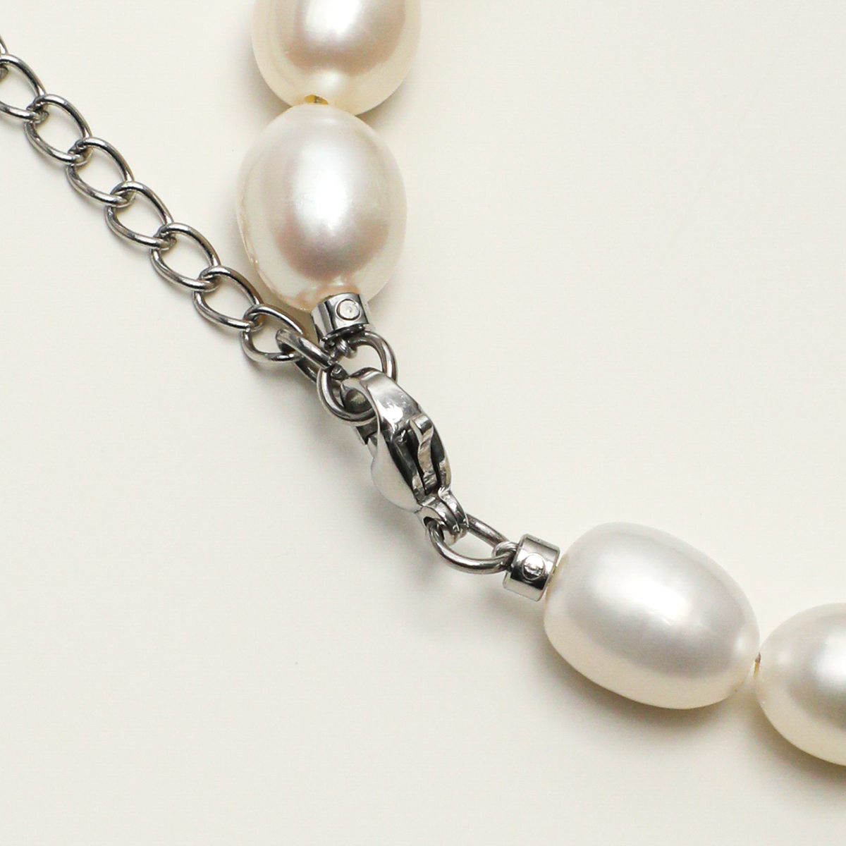 Silver-plated 316L stainless steel lobster clasp and extender chain detail