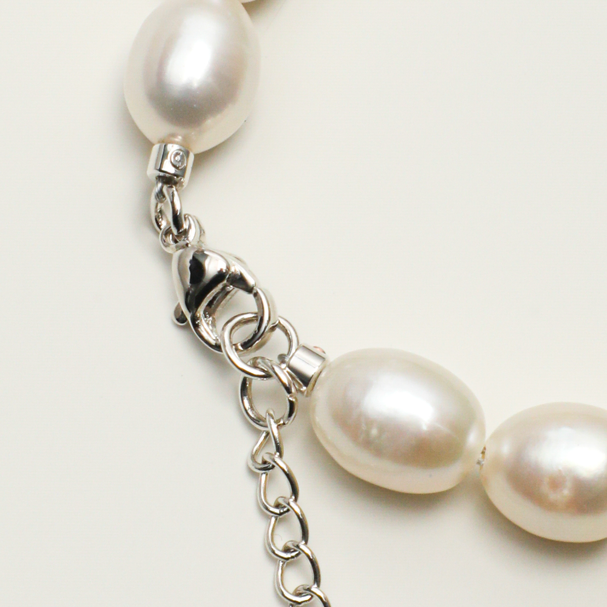 Silver-plated 316L stainless steel lobster clasp and extender chain detail